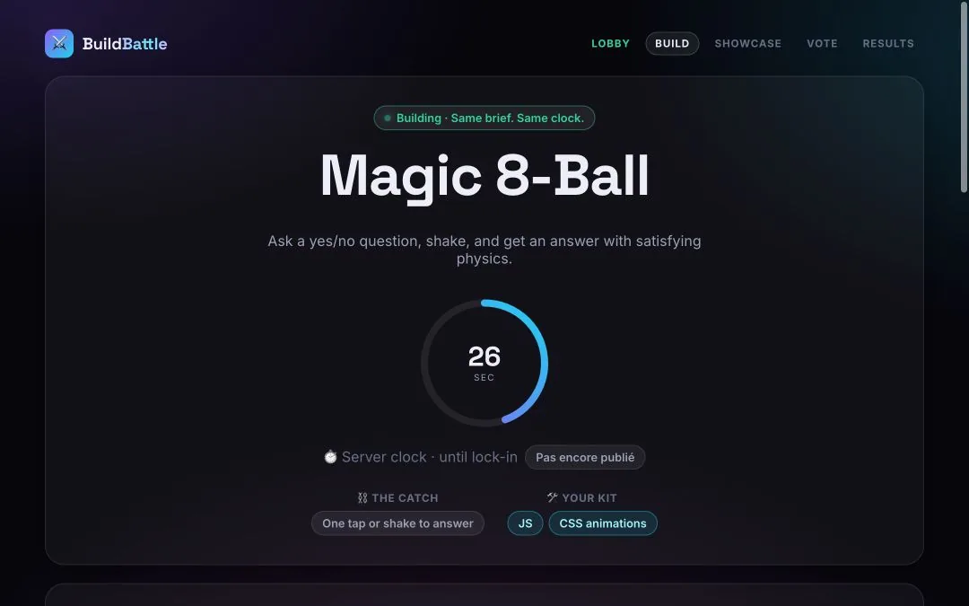 BuildBattle en phase de construction : la barre de phases lobby, build, showcase, vote, résultats ; le brief tiré pour la partie, « Magic 8-Ball » ; le chronomètre tenu par le serveur à 26 secondes du verrouillage ; et les contraintes imposées à tous les joueurs.